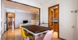 Casa aparellada amb garatge ampli, terrassa i pati
