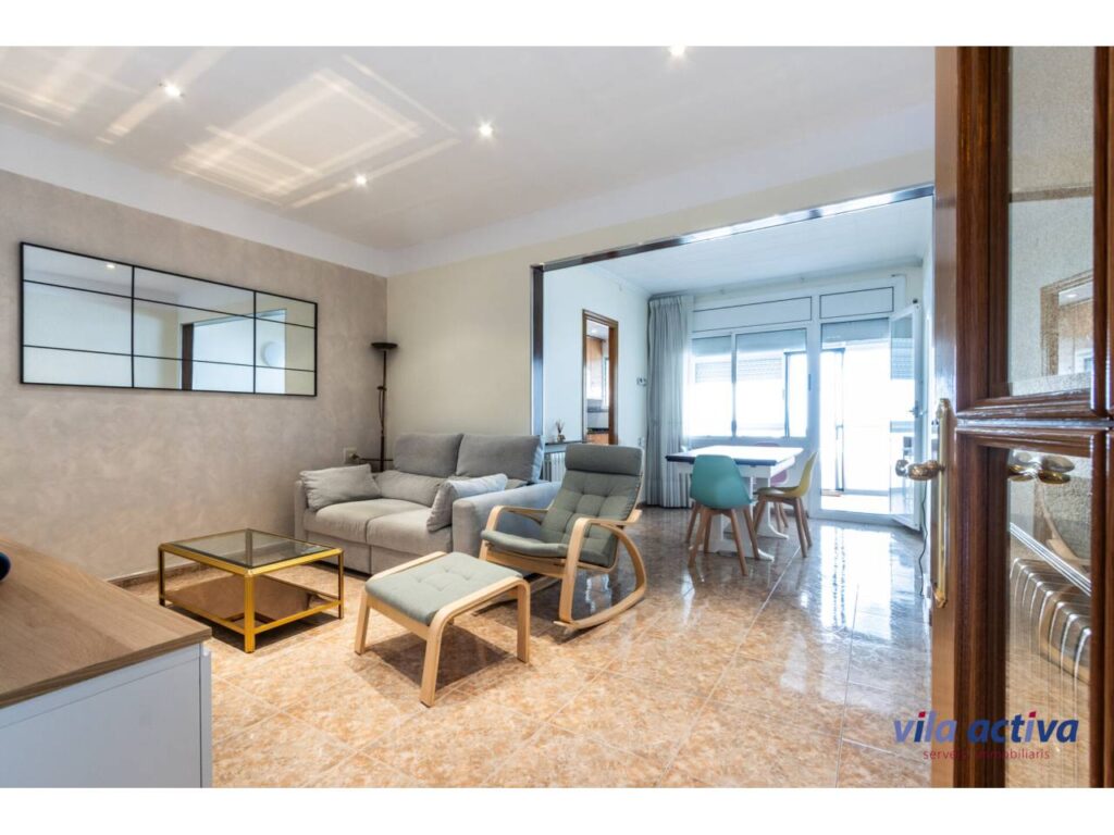 Casa aparellada amb garatge ampli, terrassa i pati