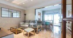 Casa aparellada amb garatge ampli, terrassa i pati