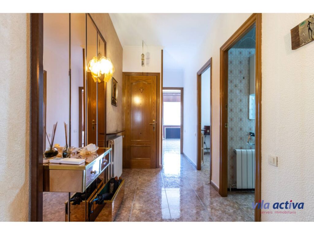 Casa aparellada amb garatge ampli, terrassa i pati