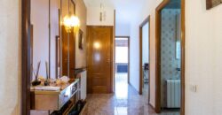 Casa aparellada amb garatge ampli, terrassa i pati