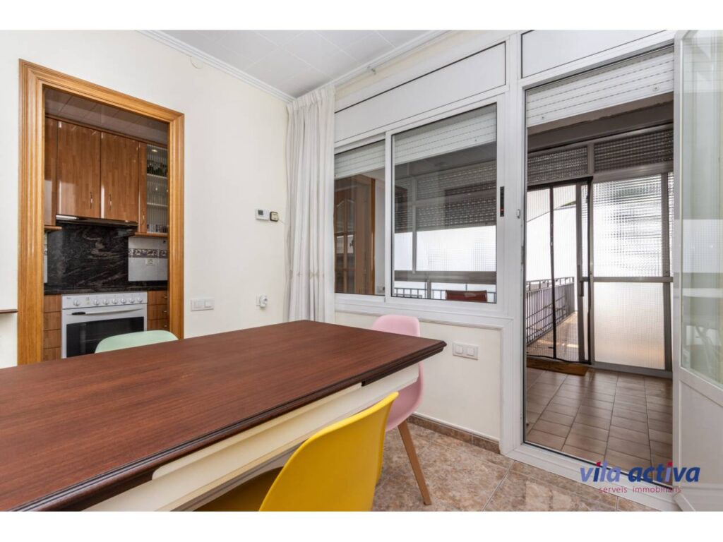 Casa aparellada amb garatge ampli, terrassa i pati