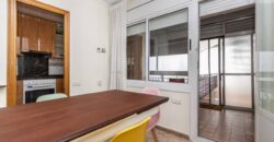 Casa aparellada amb garatge ampli, terrassa i pati
