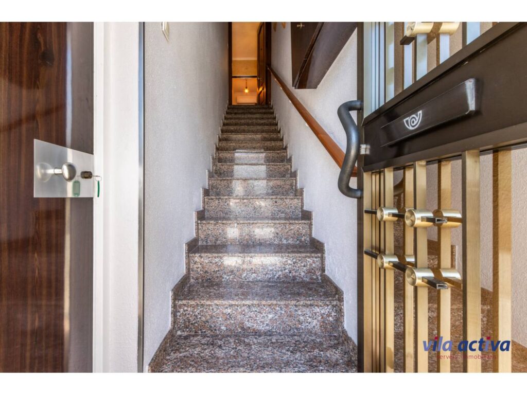 Casa aparellada amb garatge ampli, terrassa i pati