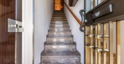 Casa aparellada amb garatge ampli, terrassa i pati