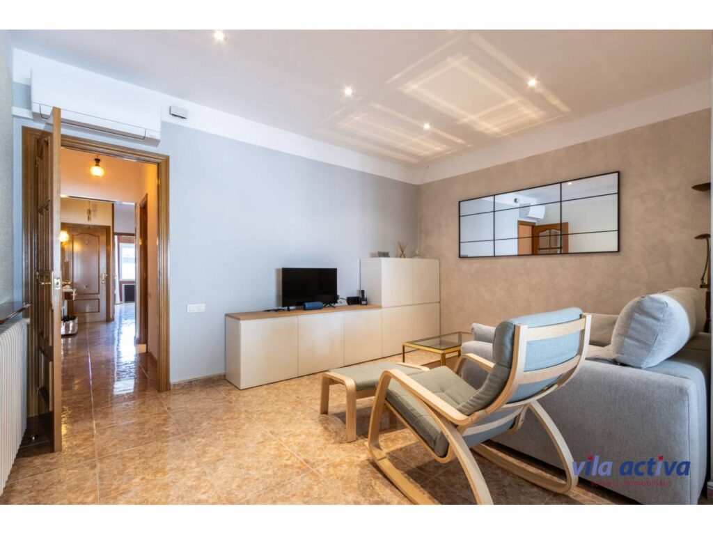 Casa aparellada amb garatge ampli, terrassa i pati