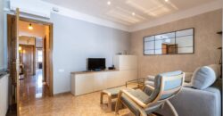 Casa aparellada amb garatge ampli, terrassa i pati
