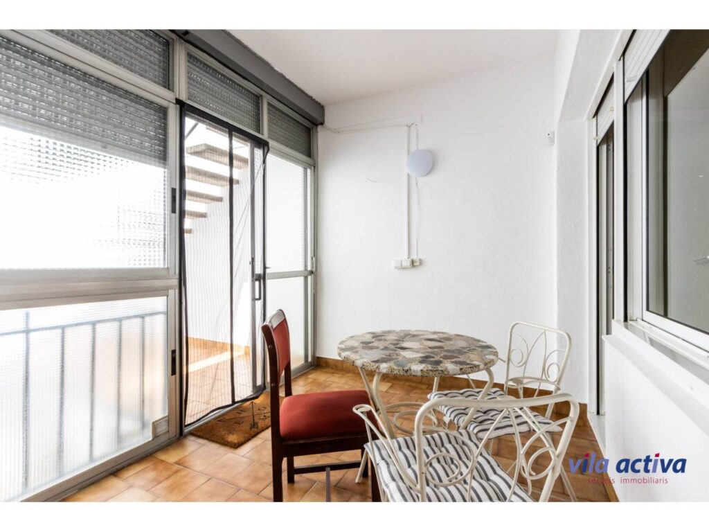 Casa aparellada amb garatge ampli, terrassa i pati