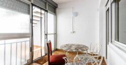Casa aparellada amb garatge ampli, terrassa i pati