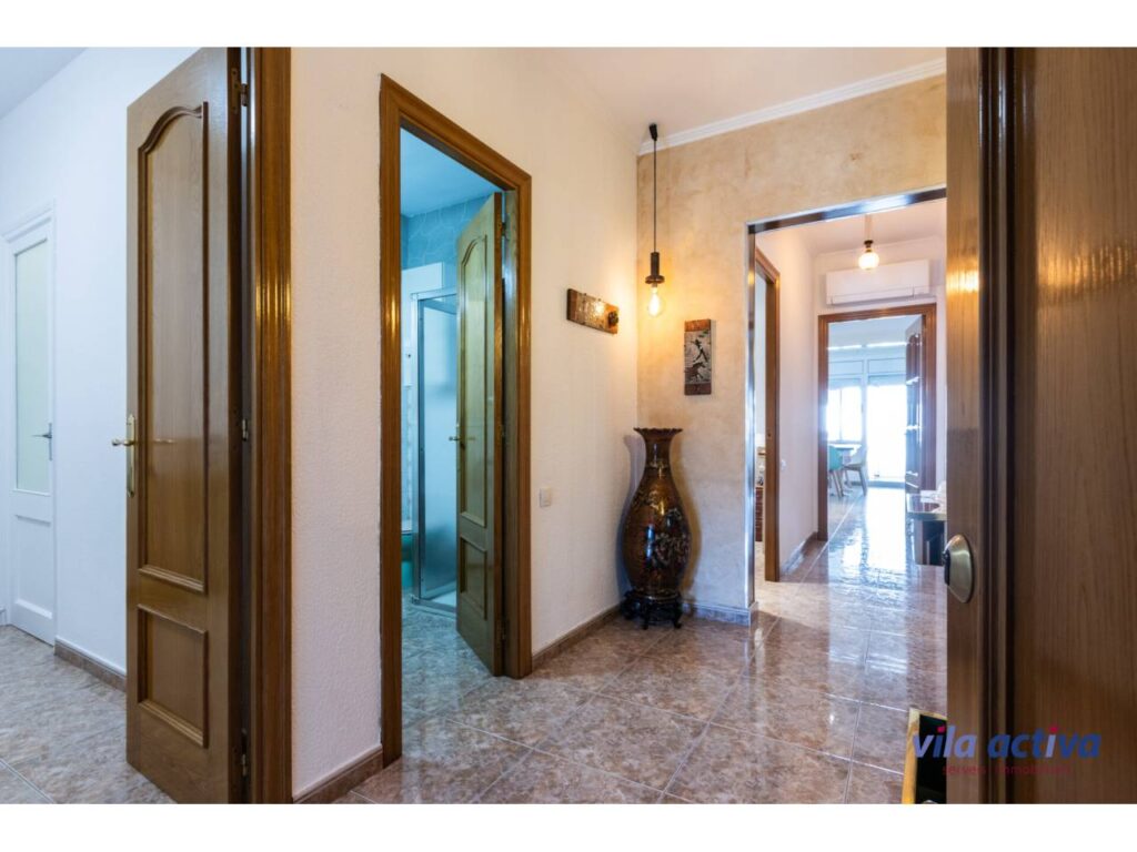 Casa aparellada amb garatge ampli, terrassa i pati