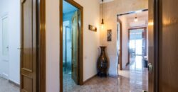 Casa aparellada amb garatge ampli, terrassa i pati