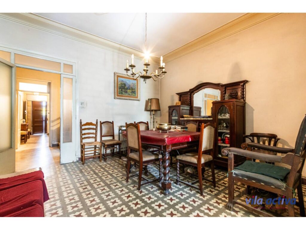 Casa àmplia, amb pati i terrasses