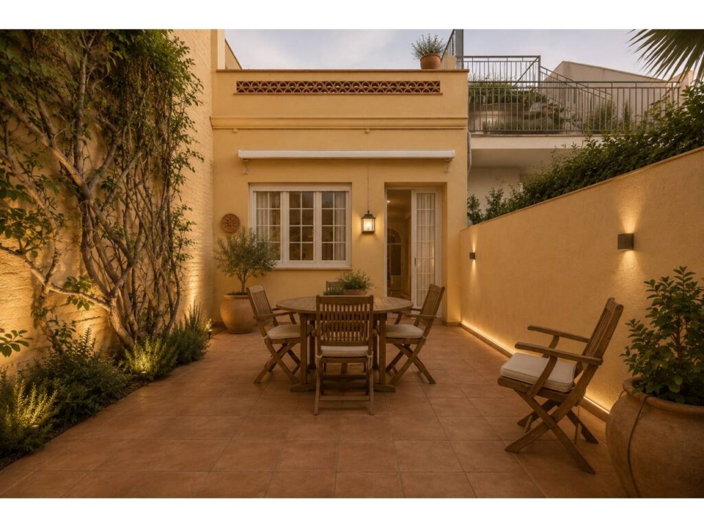 Casa amb molta llum, ampli pati i terrassa