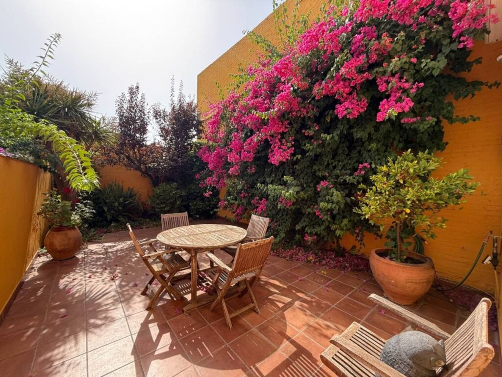 Casa amb molta llum, ampli pati i terrassa