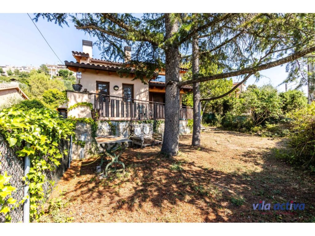 Casa amb ampli jardí, garatge i magnífiques vistes