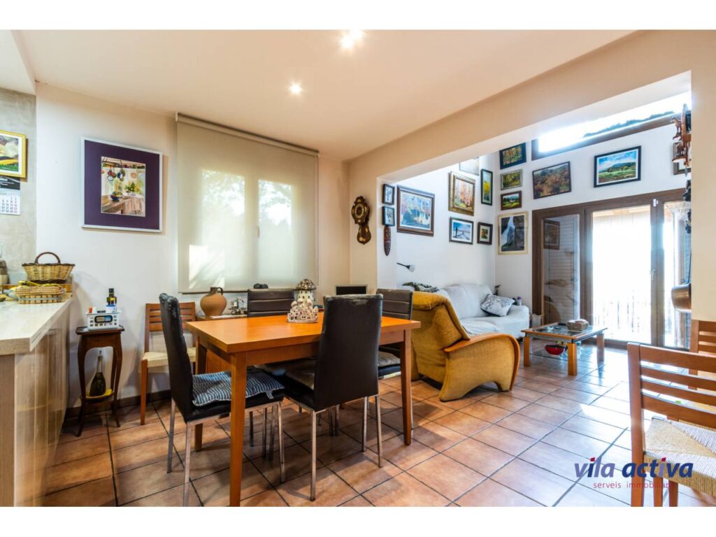 Casa amb ampli jardí, garatge i magnífiques vistes