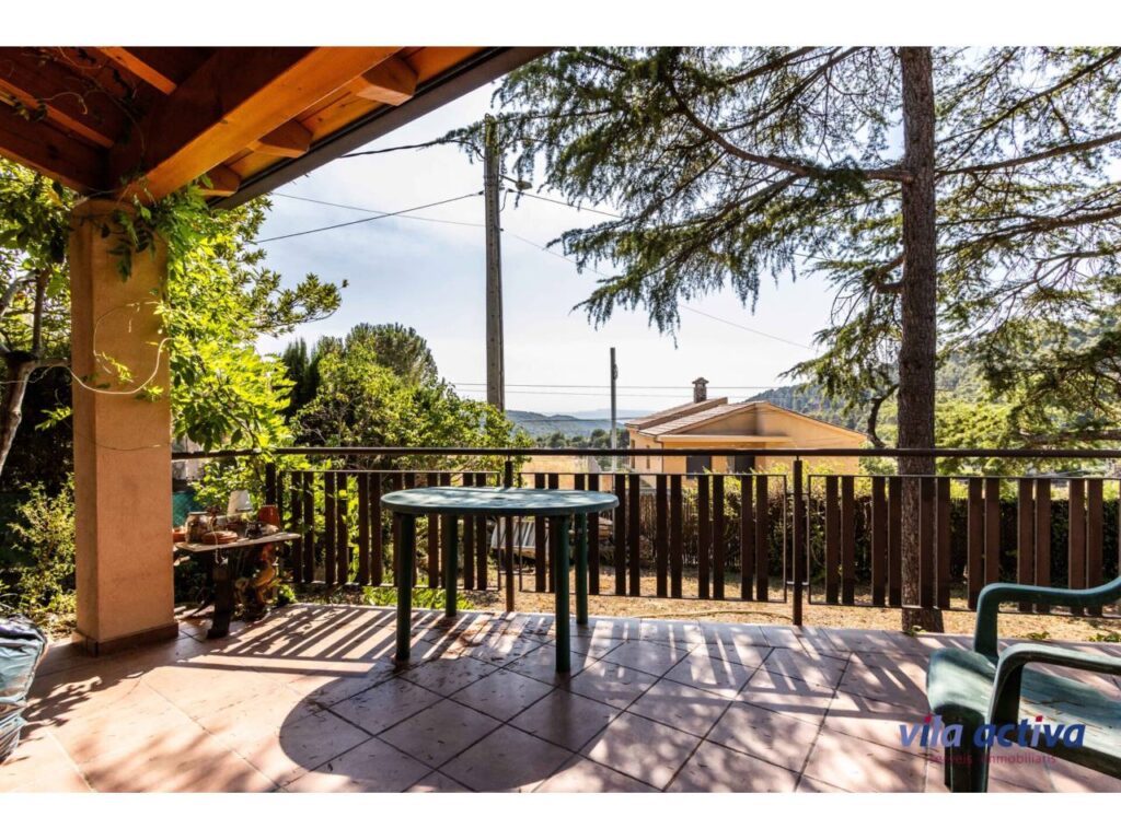 Casa amb ampli jardí, garatge i magnífiques vistes