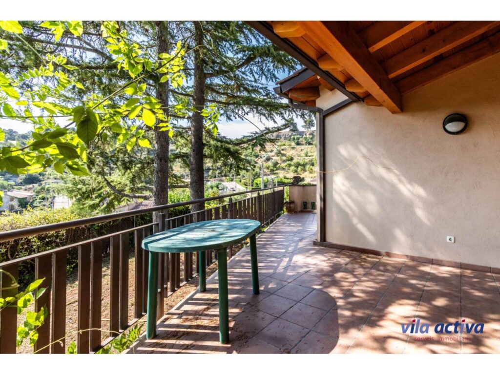Casa amb ampli jardí, garatge i magnífiques vistes