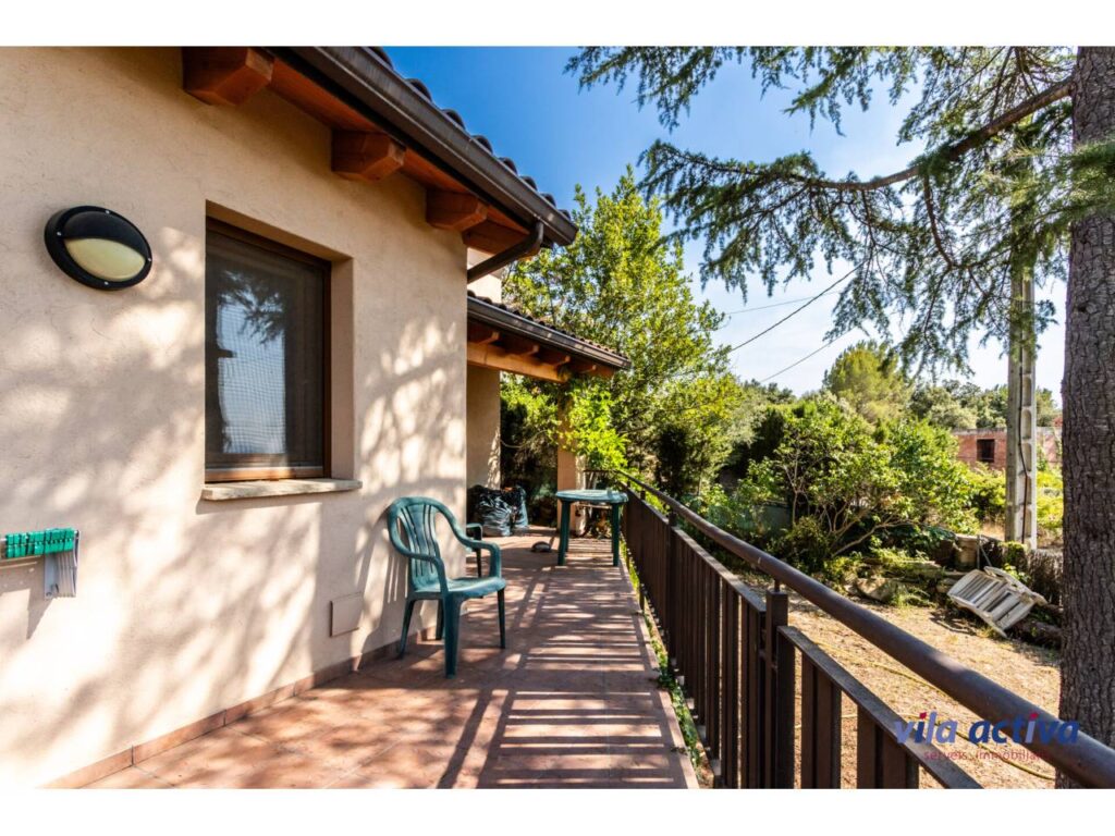 Casa con amplio jardín, garaje y magníficas vistas