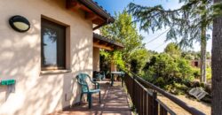 Casa con amplio jardín, garaje y magníficas vistas