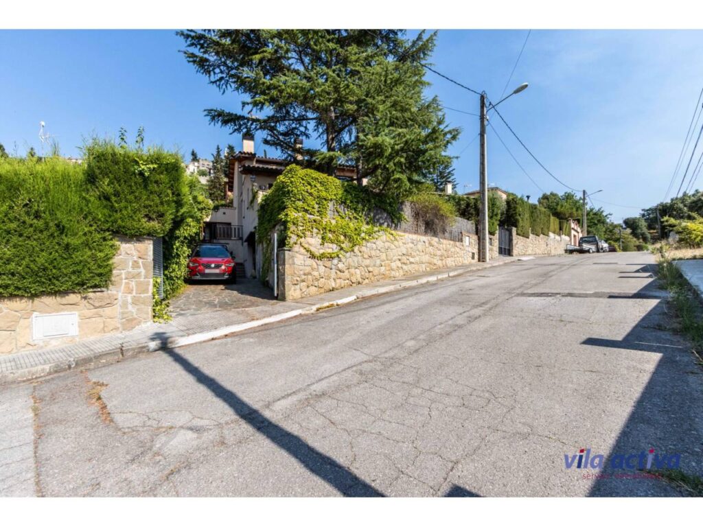 Casa amb ampli jardí, garatge i magnífiques vistes