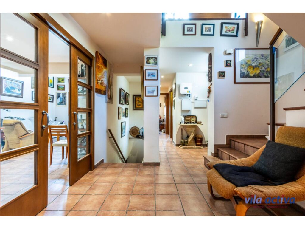 Casa amb ampli jardí, garatge i magnífiques vistes